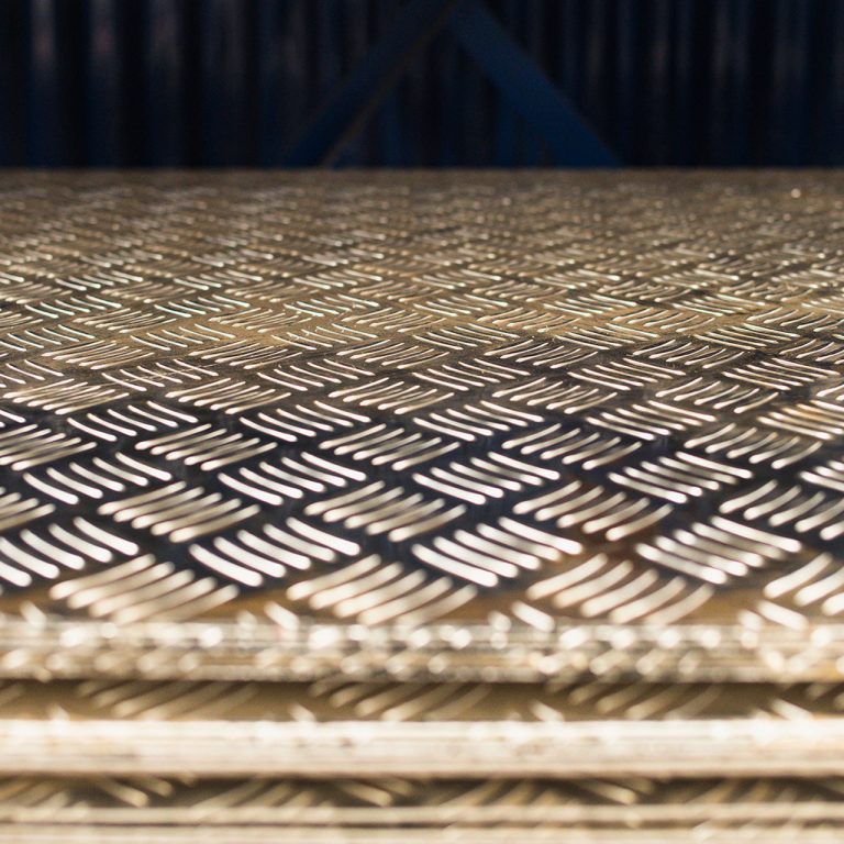 PLANCHAS DIAMANTADAS Y TUBOS DE ALUMINIO.